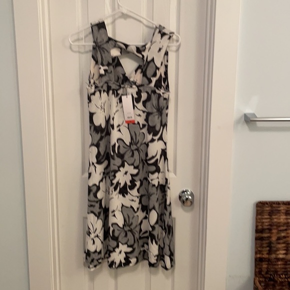 MT Collection knee length floral dress. Size M - Picture 6 of 6